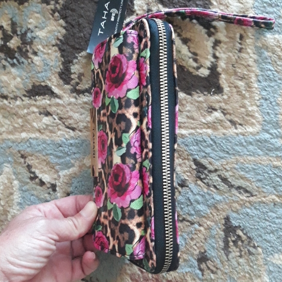 Tahari RFID pretty wristlet - Picture 13 of 14